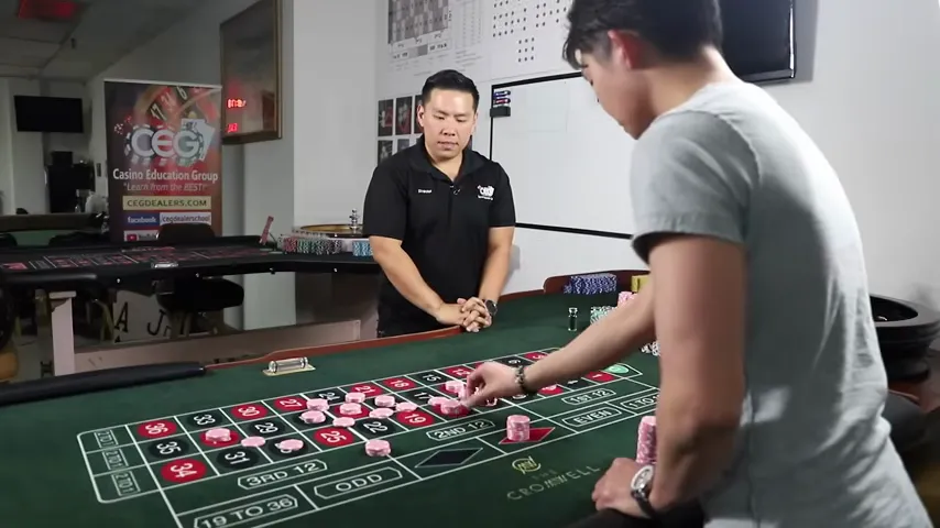 Croupier de casino en direct distribuant les cartes